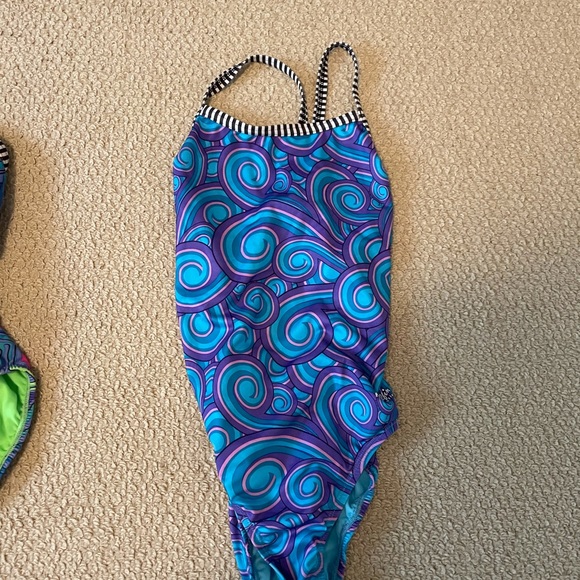One piece bathing suit - Picture 1 of 2